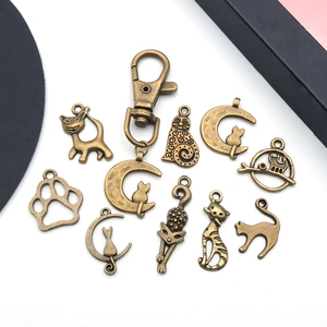 Vintage bronzen kattenbedeltjes en karabijnsluiting set voor DIY sieraden en accessoires