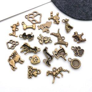 Collection détaillée de breloques chien en bronze vintage pour bijoux et colliers