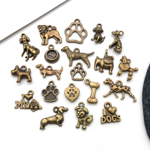 Détail de divers pendentifs de chien en bronze antique et breloques de pattes