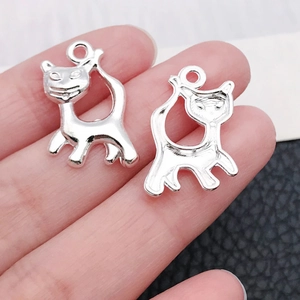 Nahaufnahme von silbernen Katzenanhängern aus Legierung für DIY-Schmuck und Halsketten