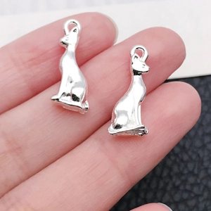 Makroaufnahme von zwei silbernen Katzenanhängern aus Legierung für DIY-Schmuck in der Hand