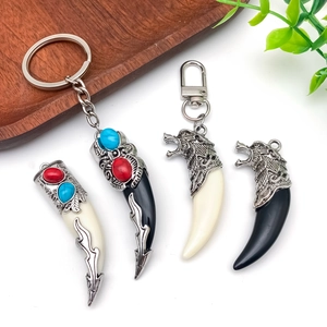 Portachiavi con ciondolo a dente di lupo in stile etnico in metallo argento con resina e turchese