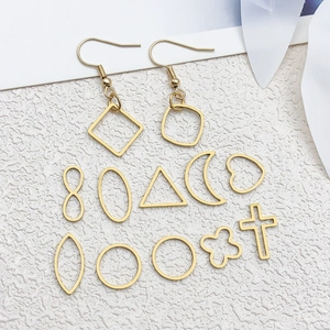 Set di ciondoli geometrici in acciaio dorato con forme cave per gioielli fai-da-te