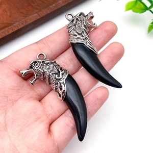 Pendentif dent de loup tribal vintage avec capuchon argenté et finition résine noire