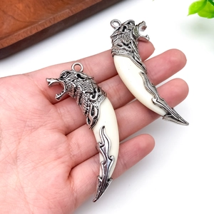 Détail de pendentifs dents tête de loup vintage avec gravures en métal argenté DIY