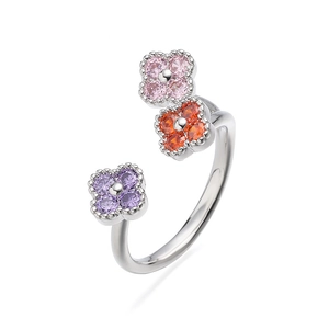 Detailweergave van kleurrijke kristallen klaverblaadjes op een verstelbare ring