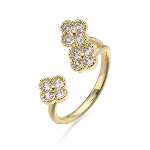 Detail van verstelbare gouden klaver ring met fonkelende zirkonia gezette blaadjes