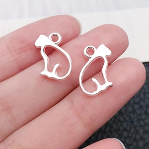 Nahaufnahme von hohlen Katzenanhängern aus Silberlegierung für DIY-Halsketten und Armbänder