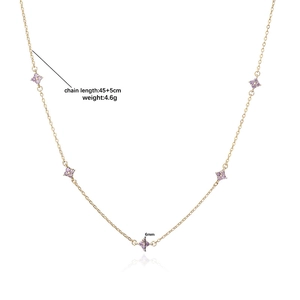 Collana a quadrifoglio dorata con cinque fiori di zircone viola e catena di 45+5cm