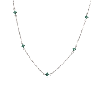 Dettaglio della collana a quadrifoglio in argento con pendenti in cristalli verdi