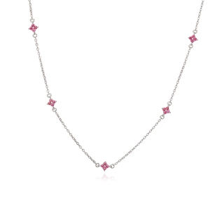Dettaglio della collana d'argento con cinque ciondoli a fiore in cristallo rosa su catena