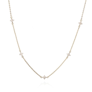 Dettaglio della collana a quadrifoglio dorata con cinque pendenti decorati con strass