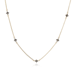 Elegante collana a quadrifoglio in oro con cinque ciondoli in pavé nero sulla catena