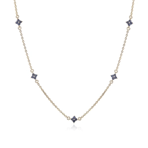 Dettaglio di una collana dorata con cinque ciondoli a quadrifoglio in smalto blu e perle