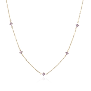 Dettaglio della collana dorata con cinque ciondoli a quadrifoglio in zircone viola