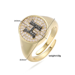 Anillo de sello bicolor con circonitas y letra H en negro, diseño abierto ajustable