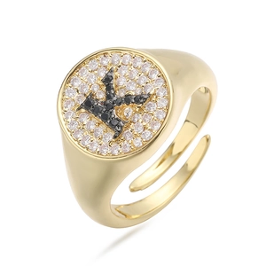 Vista detallada de anillo dorado ajustable con la letra K y circonitas blancas engastadas