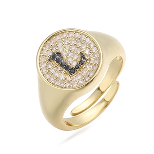 Vista de primer plano del anillo ajustable dorado con letra L y circonitas brillantes
