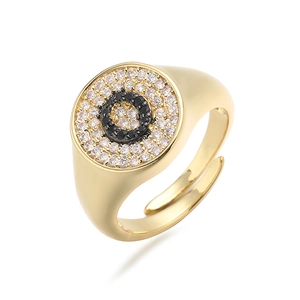 Vista macro detallada del diseño de ojo turco con circones en un anillo dorado