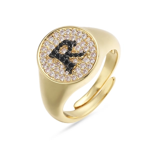 Detalle del anillo de oro letra R con piedras de circonita micro-pavimentadas
