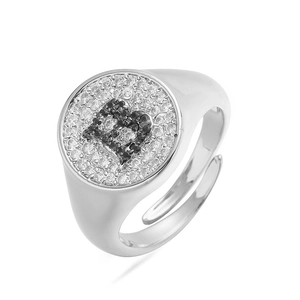Detalle de anillo de plata letra B con micropavé de circonitas blancas y negras