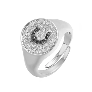 Detalle de anillo ajustable plateado con pavé de circonitas y diseño en forma de U de color negro