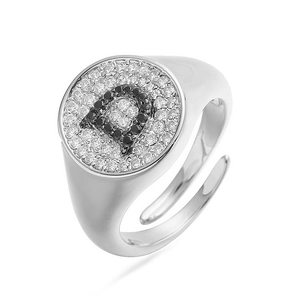 Detalle del anillo ajustable con circonitas blancas y negras que forman la letra A