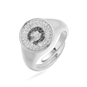 Detalle macro de anillo ajustable plateado con circonitas y diseño de herradura