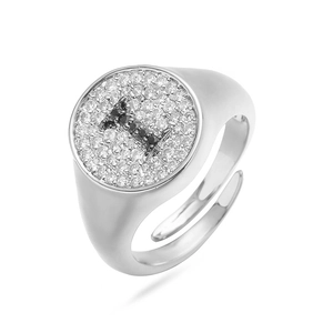 Detalle de anillo de plata con pavé de cristales y letra I con motivo de leopardo