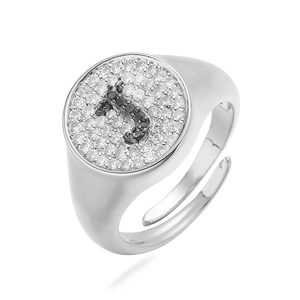 Vista macro del anillo ajustable letra J con pavé de circonitas cúbicas brillantes