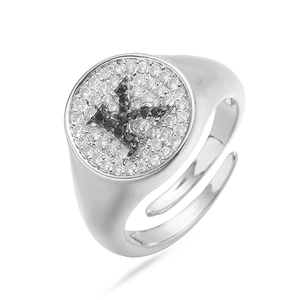 Primer plano de anillo de plata con letra K adornado con cristales negros y blancos
