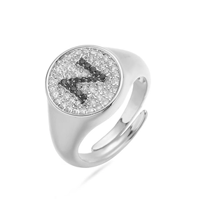 Anillo ajustable de plata con letra N en piedras negras y pavé de circonitas cúbicas