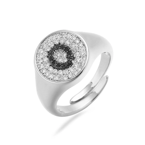 Detalle de un anillo de sello de plata con circonitas blancas y negras engastadas
