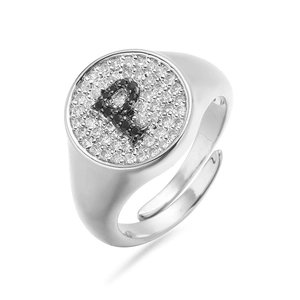 Detalle del anillo letra P con cristales de circonita negros y plata de ley pulida
