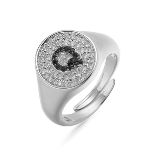 Macro de un anillo de plata con inicial Q en circones blancos y negros con patrón de leopardo