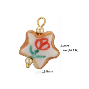 Pendentif étoile en céramique avec motifs de fleurs rouges et bordure dorée