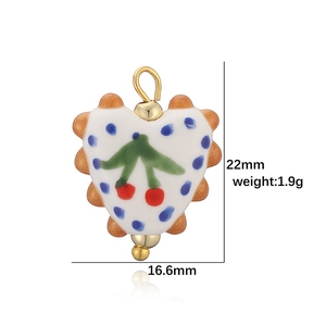 Vue détaillée du pendentif cœur en céramique avec motifs cerise et dimensions