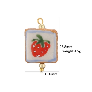 Détail d'un pendentif en céramique grillé avec motif fraise et dimensions précises