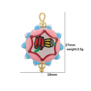 Détail d'un pendentif en céramique de 27mm avec motif étoile rose et anneau doré