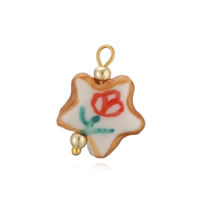 Détail du pendentif étoile en céramique avec tulipes peintes et boucle en métal doré