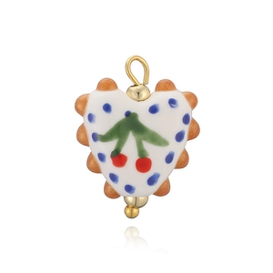 Vue détaillée du pendentif coeur en céramique avec pois bleus et motif cerises