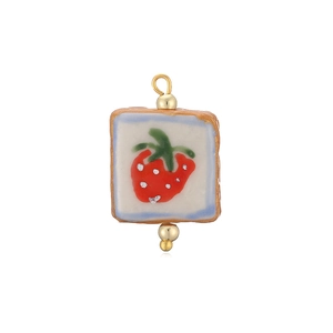Détail du pendentif fraise en céramique avec émail coloré et perles dorées