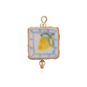 Vue détaillée du pendentif carré en céramique avec citron jaune peint à la main