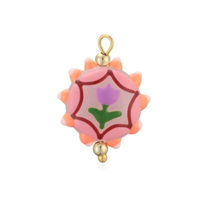 Détail du pendentif tulipe en céramique fait main avec glaçage rose et monture dorée