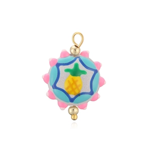 Détail d'un pendentif ananas jaune vif avec pointes roses et anneau doré poli