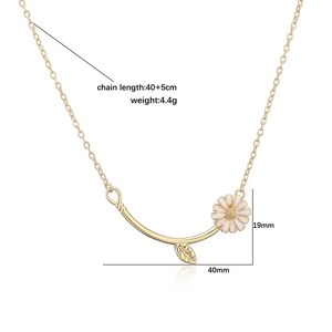 Gold daisy pendant necklace with white-pink petals and leaf charm, 40+5cm chain size