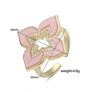 Anillo de trébol rosa en cobre chapado en oro con circonitas, tamaño 24mm por 22mm