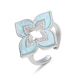 Detalle del anillo ajustable de trébol azul con incrustaciones de circón brillante