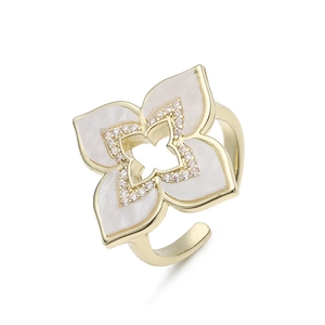 Vista de detalle del anillo ajustable dorado con pétalos de trébol en nácar y circonita