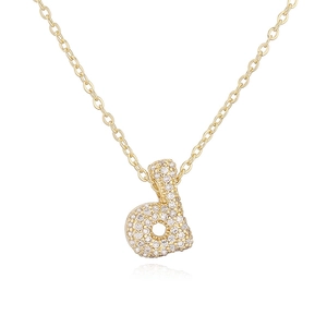 Nahaufnahme der goldenen Kette mit Pavee-Zirkon-Buchstabe d-Anhänger und feiner Gliederkette